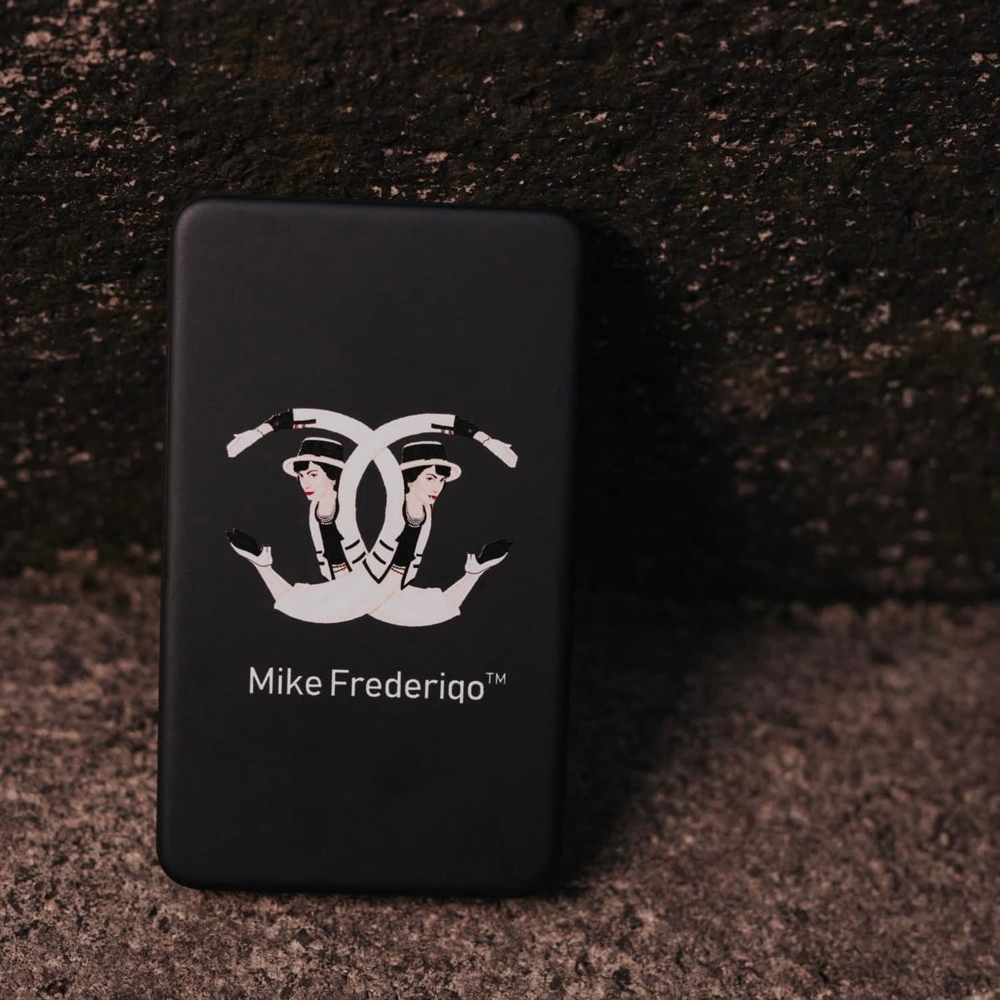 荷蘭｜藝術家 Mike Frederiqo 磁吸式無線充行動電源 可可夫人 古馳先生 共兩款
